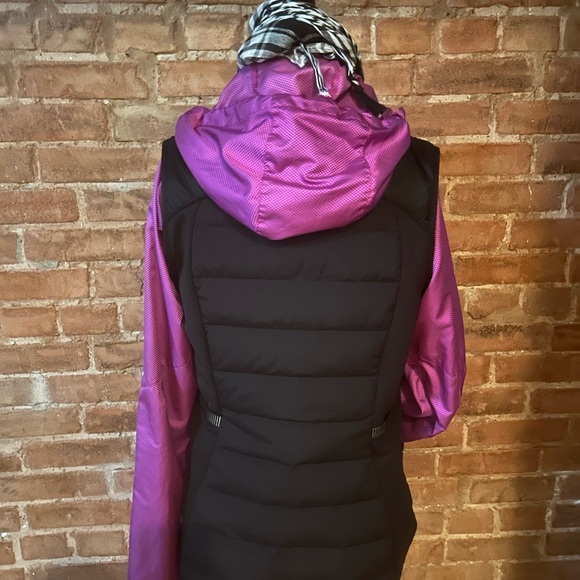 Super Cute, Nike Magenta Wind Breaker Form Fitted, Excellent Shape, 2 way Zipper - Picture 3 of 14